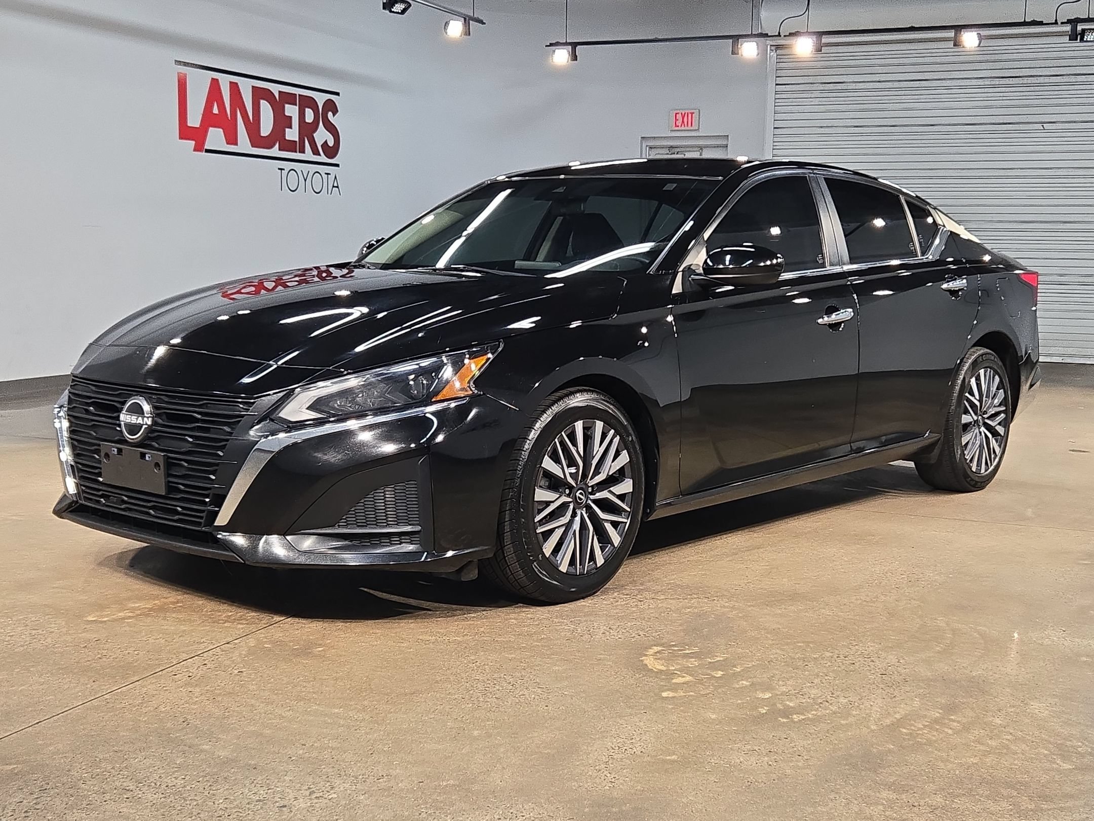 Used 2023 Nissan Altima 2.5 SV FWD image 3