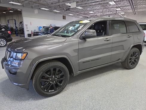 Used 2020 Jeep Grand Cherokee Altitude image 3