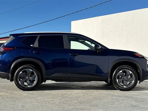 Used 2024 Nissan Rogue SV w/ SV Premium Package image 3