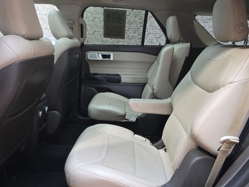 Used 2020 Ford Explorer Platinum w/ Premium Technology Package image 16