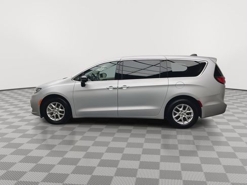 Used 2024 Chrysler Pacifica Touring-L image 36