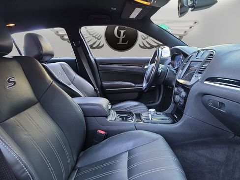 Used 2018 Chrysler 300 S image 15