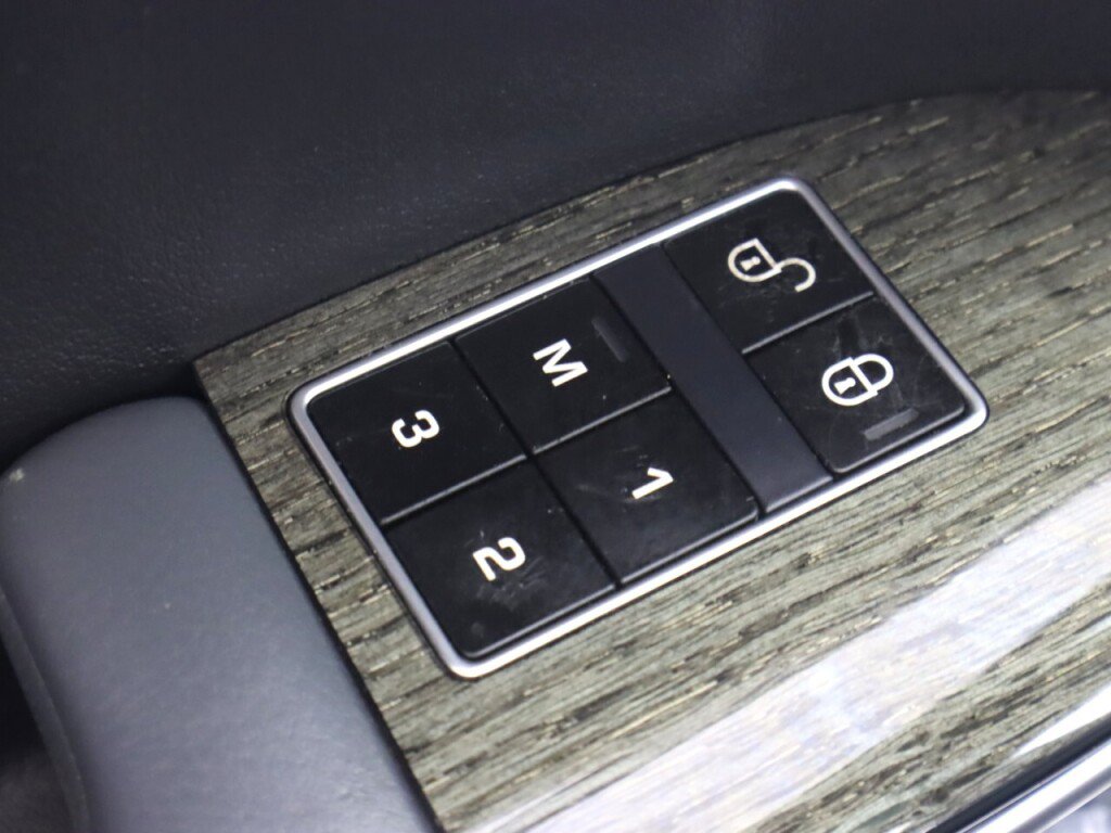 Used 2015 Land Rover Range Rover Sport SE AWD/4WD image 28