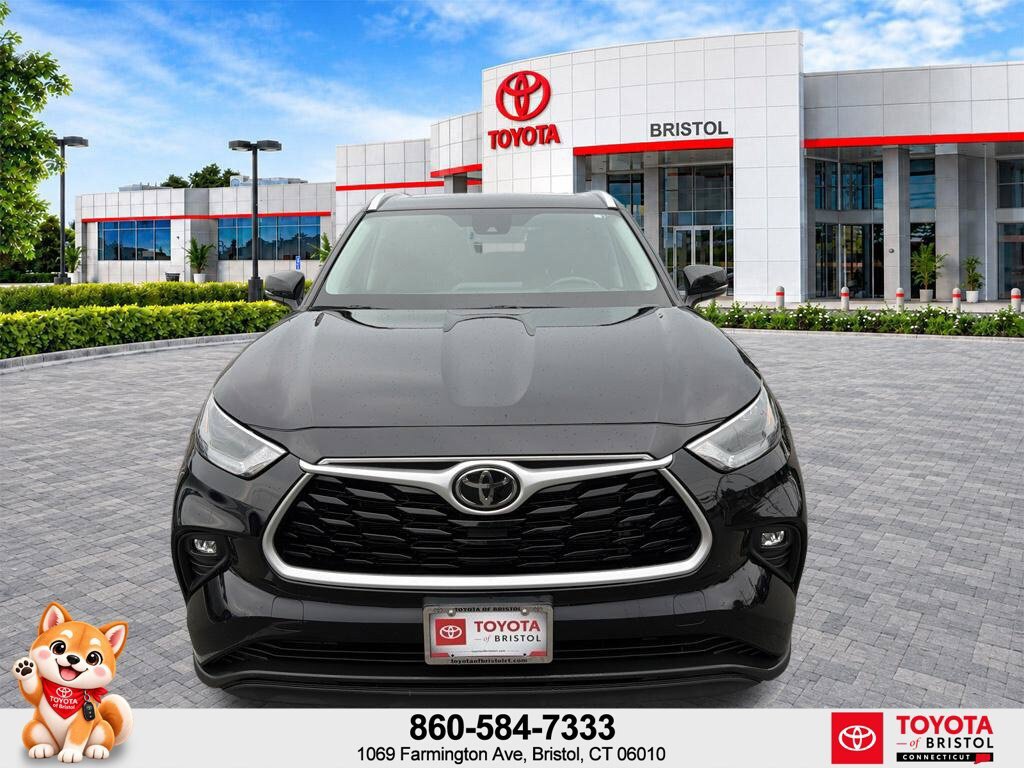 Used 2022 Toyota Highlander XLE AWD/4WD image 2