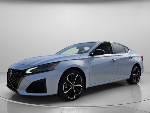 Used 2023 Nissan Altima 2.5 SR image 2