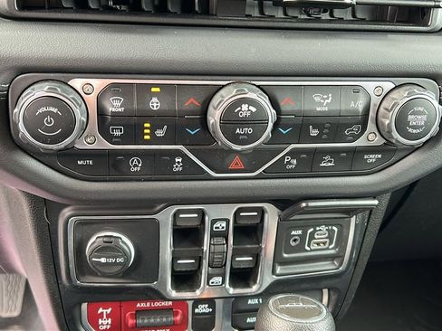 Used 2024 Jeep Gladiator Mojave w/ Technology Group image 18