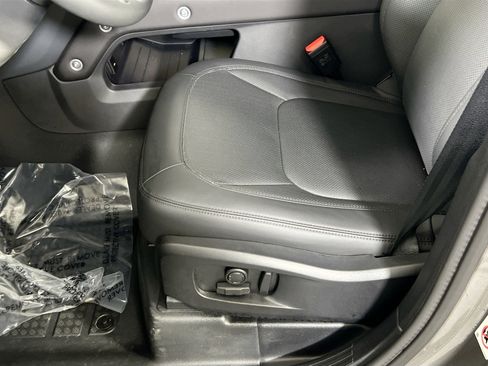 Used 2025 Land Rover Defender 110 X-Dynamic SE image 19