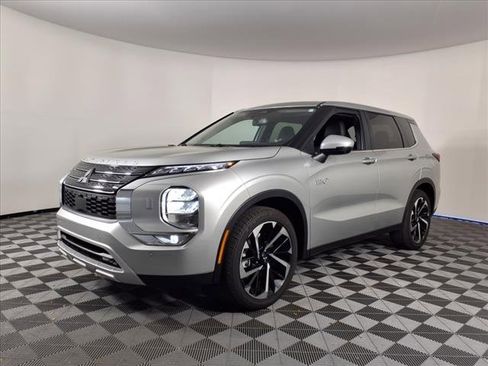 Used 2024 Mitsubishi Outlander SE image 3