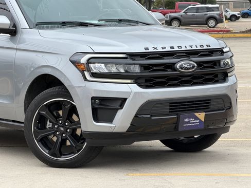 Used 2024 Ford Expedition Limited RWD image 2