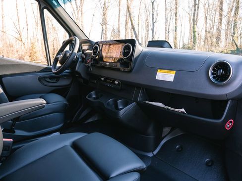 Used 2025 Mercedes-Benz Sprinter 2500 image 27