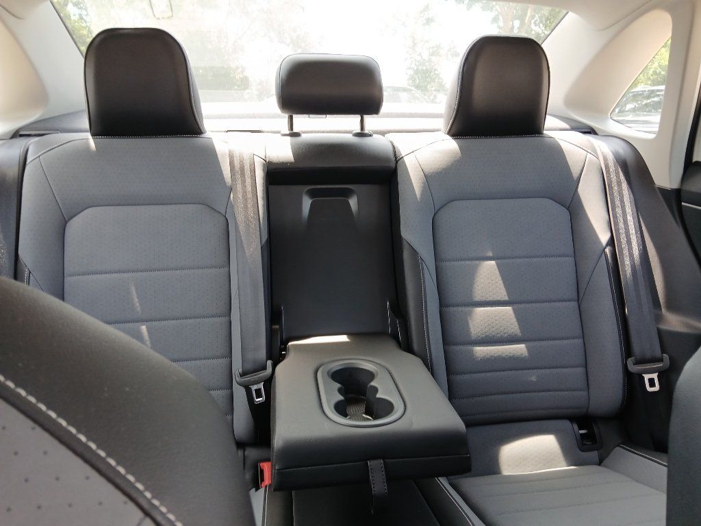 Certified 2025 Volkswagen Jetta SE w/ Sunroof Package FWD image 24