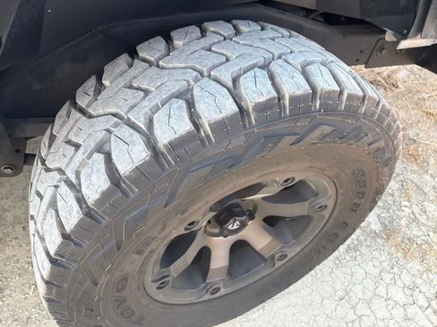 Used 2015 Jeep Wrangler Unlimited Rubicon w/ Connectivity Group AWD/4WD image 6