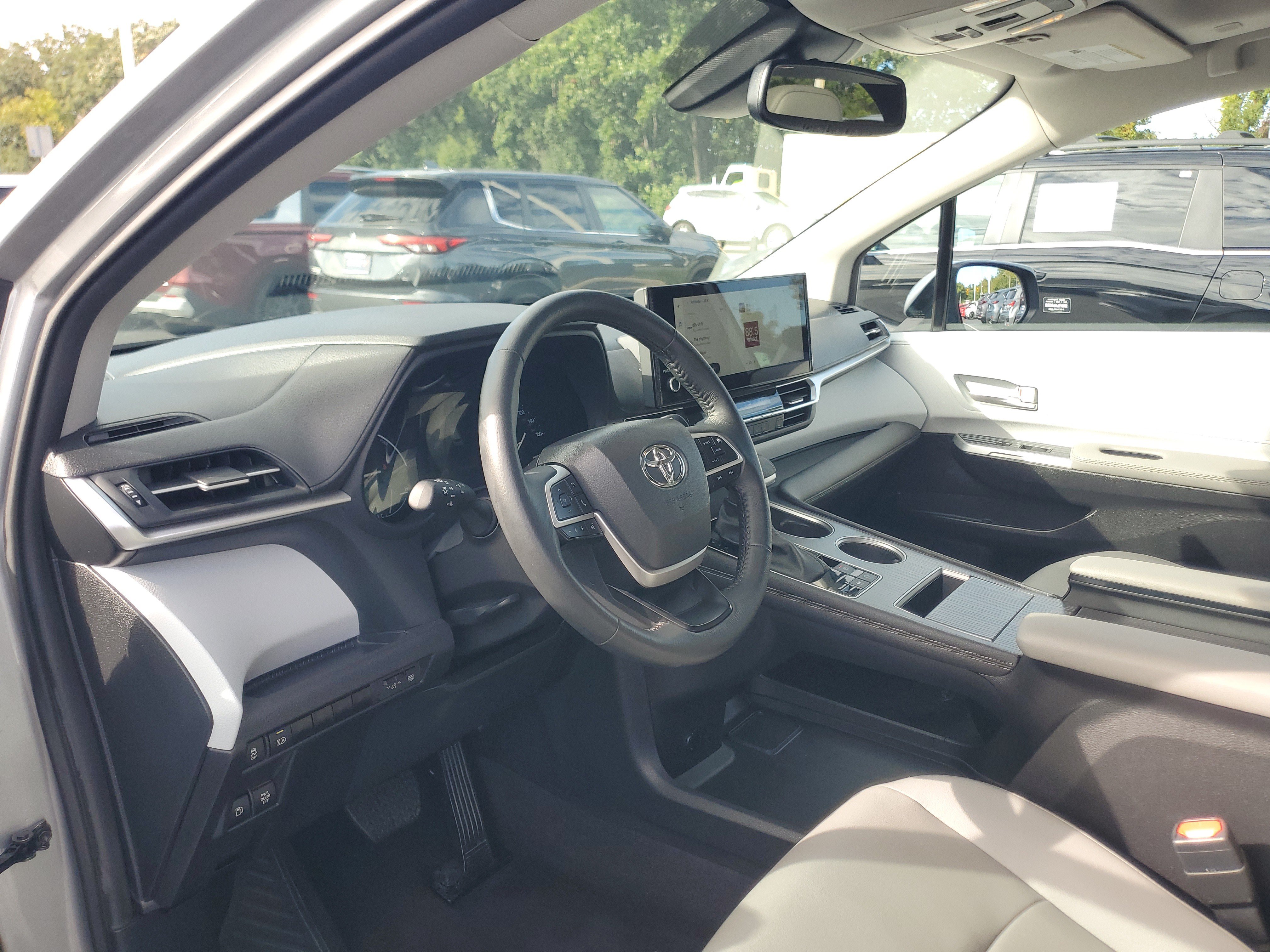 Certified 2025 Toyota Sienna XLE FWD image 18
