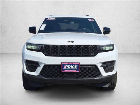 Used 2023 Jeep Grand Cherokee Altitude AWD/4WD image 2