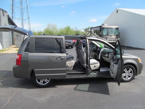 Used 2010 Dodge Grand Caravan SXT FWD image 20