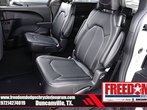 New 2026 Chrysler Pacifica Select image 14