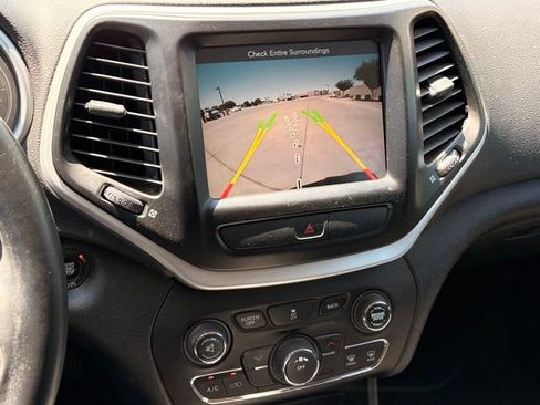 Used 2018 Jeep Cherokee Latitude Plus FWD image 14