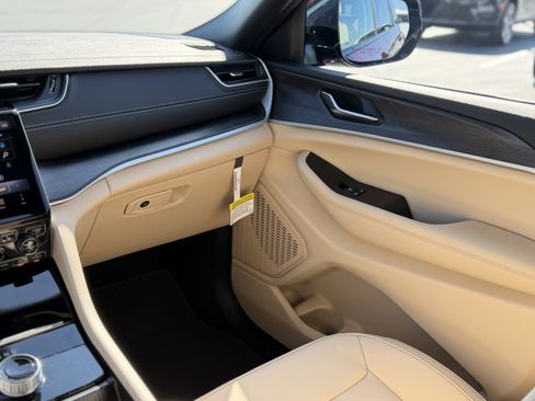 New 2025 Jeep Grand Cherokee L Limited image 18
