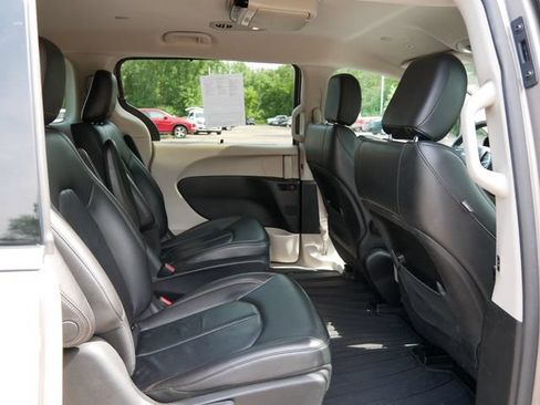 Used 2018 Chrysler Pacifica Touring-L FWD image 9