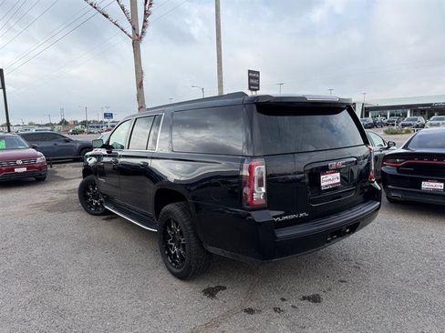 Used 2019 GMC Yukon XL SLT image 3