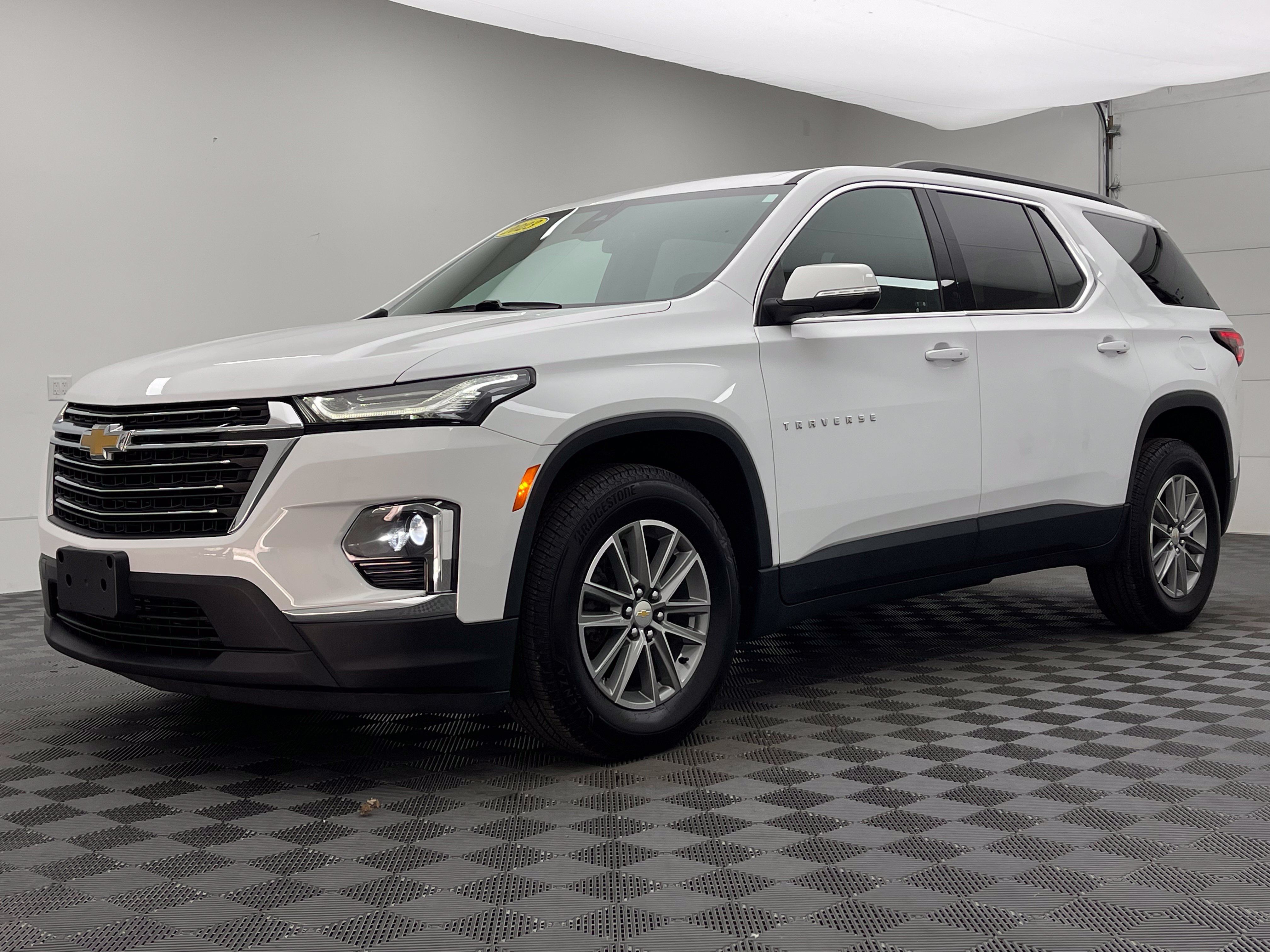 Used 2023 Chevrolet Traverse LT FWD image 2
