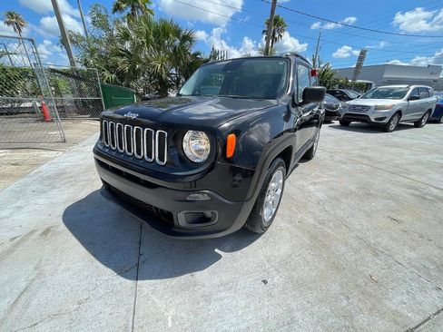 Used 2015 Jeep Renegade Latitude w/ Cold Weather Group II FWD image 2