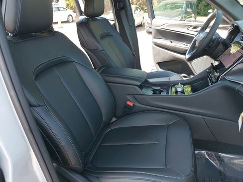 New 2025 Jeep Grand Cherokee Limited w/ Black Appearance Package AWD/4WD image 10