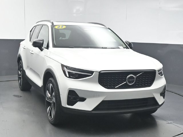 Used 2025 Volvo XC40 B5 Ultra AWD/4WD image 2