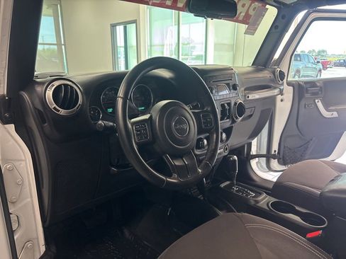 Used 2017 Jeep Wrangler Unlimited Sahara w/ Connectivity Group AWD/4WD image 13