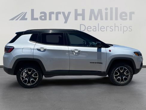 Certified 2024 Jeep Compass Trailhawk AWD/4WD image 6