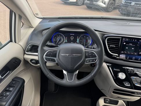 Used 2023 Chrysler Pacifica Touring-L FWD image 11
