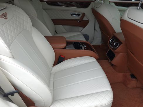 Used 2018 Bentley Bentayga Mulliner image 18