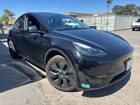 Used 2025 Tesla Model Y Long Range RWD image 3