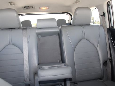 Used 2022 Toyota Highlander XLE AWD/4WD image 24