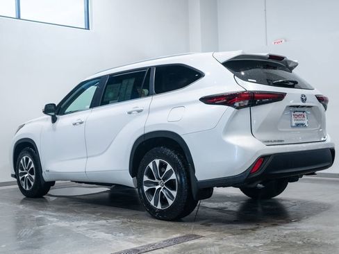 Certified 2024 Toyota Highlander XLE image 6