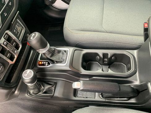 Used 2025 Jeep Wrangler Sahara image 40