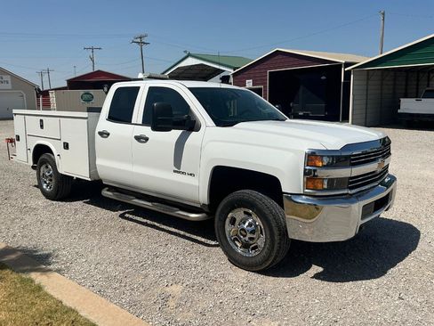 Used 2018 Chevrolet Silverado 2500 W/T RWD image 2