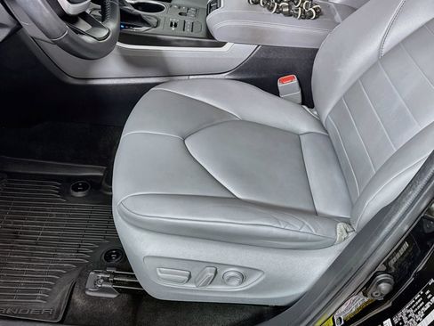 Used 2023 Toyota Highlander XLE AWD/4WD image 15