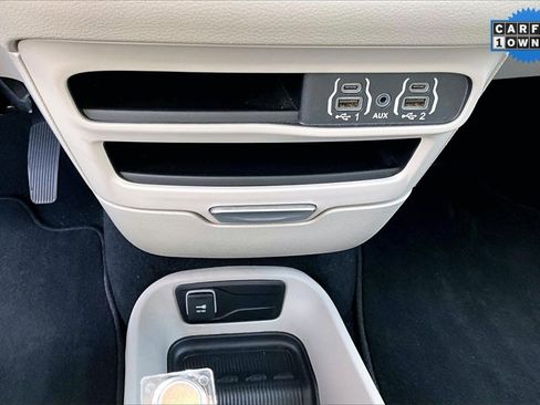 Used 2024 Chrysler Pacifica Touring-L image 34