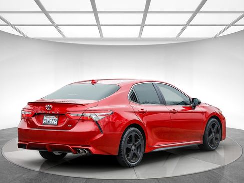 Used 2019 Toyota Camry SE image 3