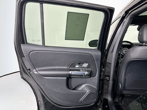Used 2025 Mercedes-Benz GLB 250 4MATIC image 27