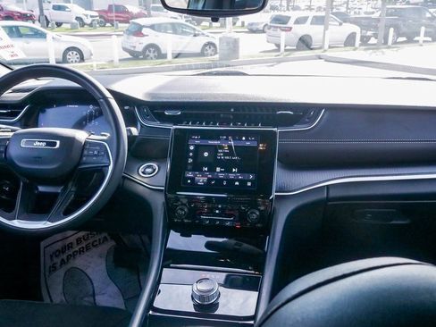 Used 2023 Jeep Grand Cherokee L Laredo image 12