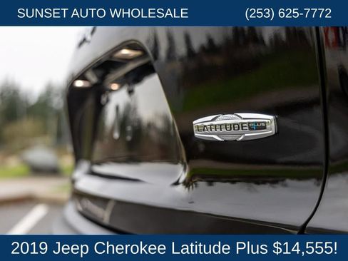 Used 2019 Jeep Cherokee Latitude Plus AWD/4WD image 23