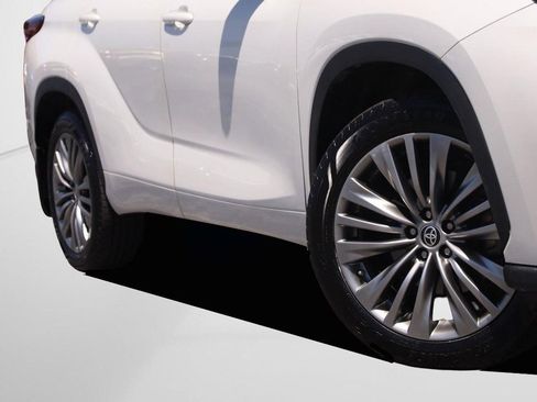 Used 2021 Toyota Highlander Platinum AWD/4WD image 3