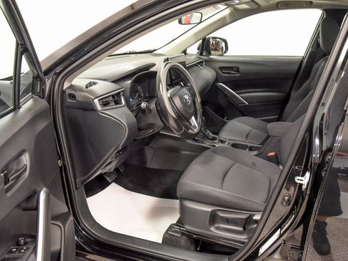 Used 2023 Toyota Corolla Cross LE image 2