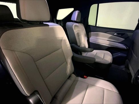 Used 2025 Chevrolet Traverse LT image 23