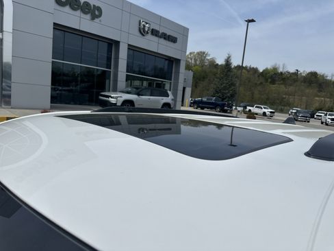 Used 2023 Jeep Grand Cherokee Altitude image 13