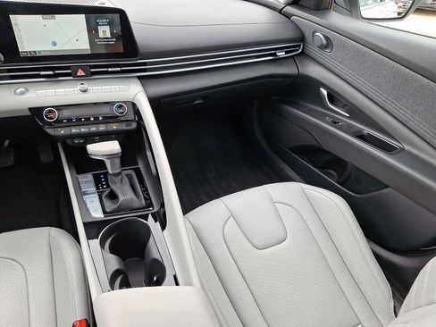 Certified 2025 Hyundai Elantra Limited FWD image 16