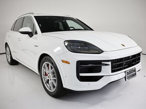 Certified 2025 Porsche Cayenne S AWD/4WD image 9