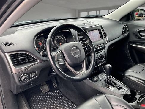 Used 2019 Jeep Cherokee Latitude Plus w/ Cold Weather Group AWD/4WD image 14
